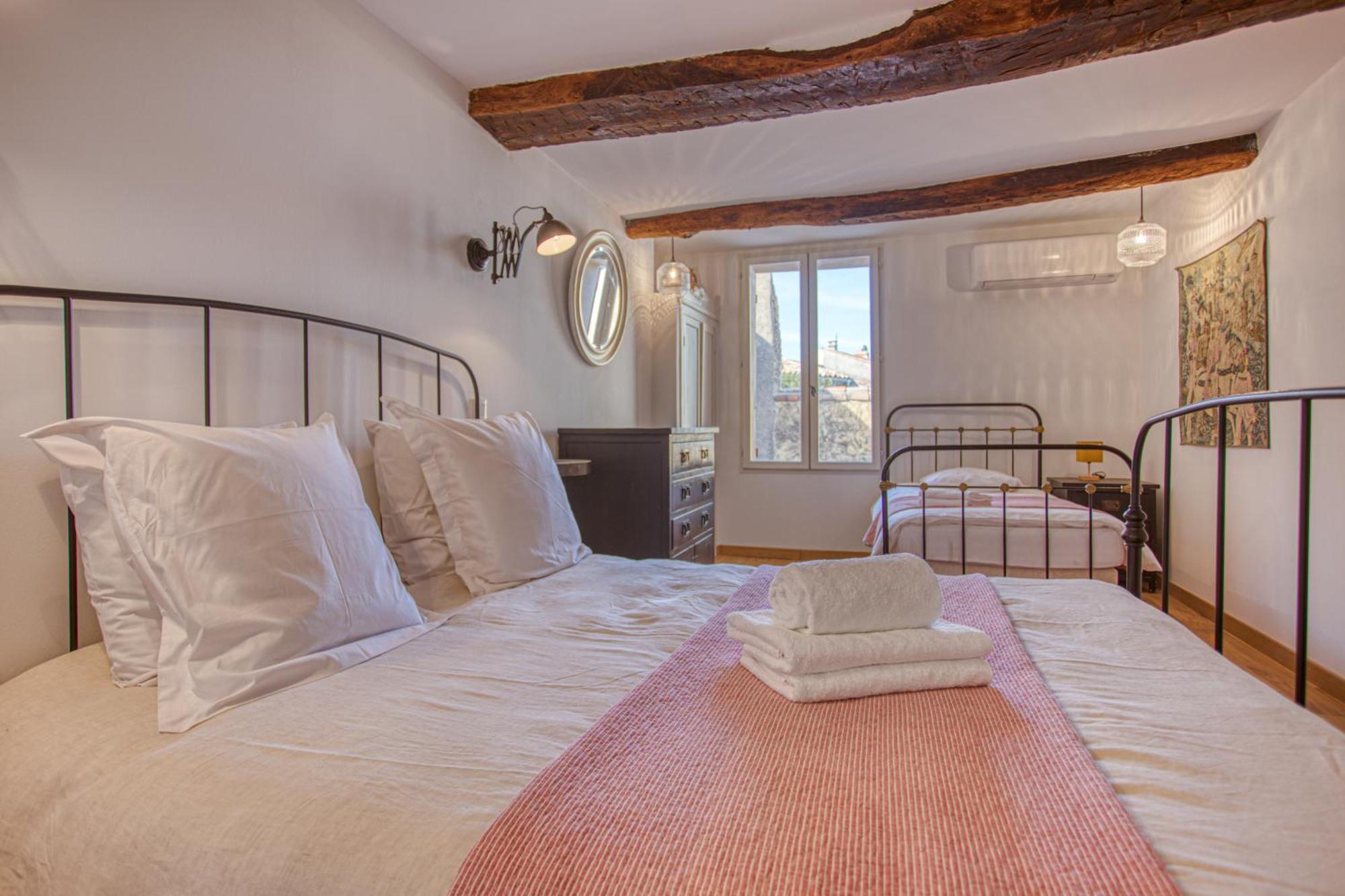 Hotel Restaurant Les Remparts Venasque Eksteriør bilde