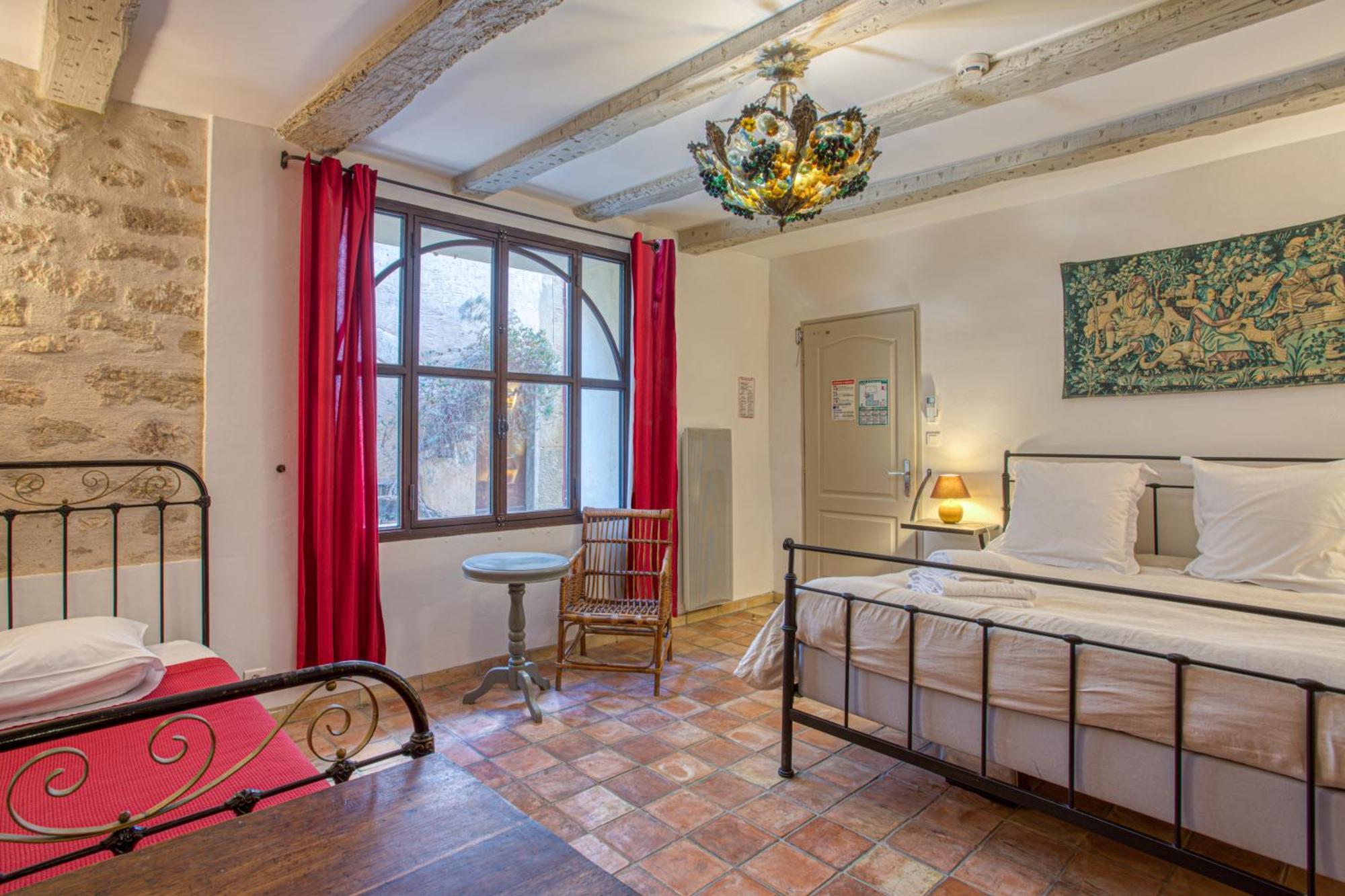Hotel Restaurant Les Remparts Venasque Eksteriør bilde